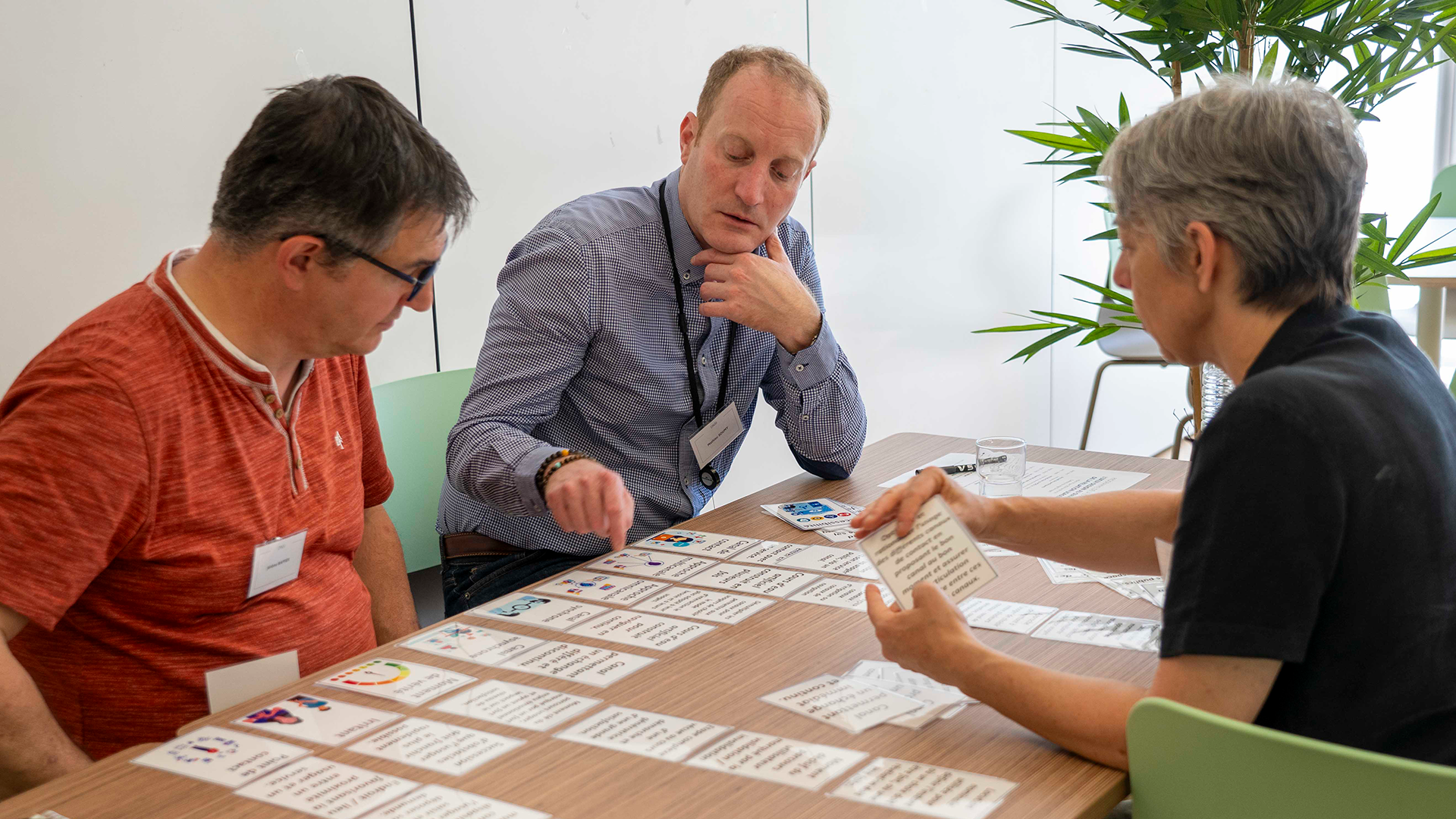 Jeu de cartes en groupe qui met à l’épreuve les connaissances des participants sur le lexique de l’expérience usagers