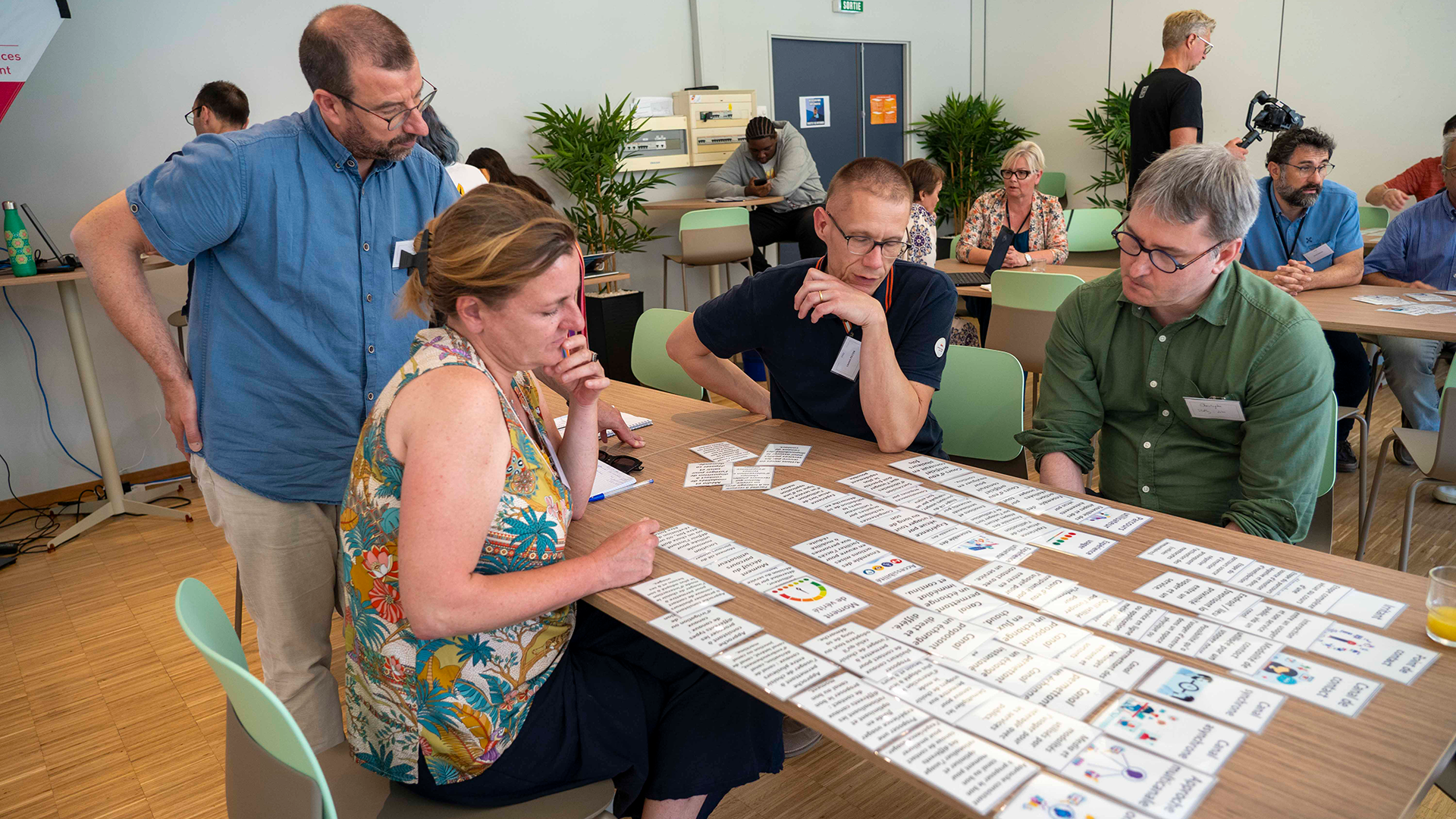 Jeu de cartes en groupe qui met à l’épreuve les connaissances des participants sur le lexique de l’expérience usagers