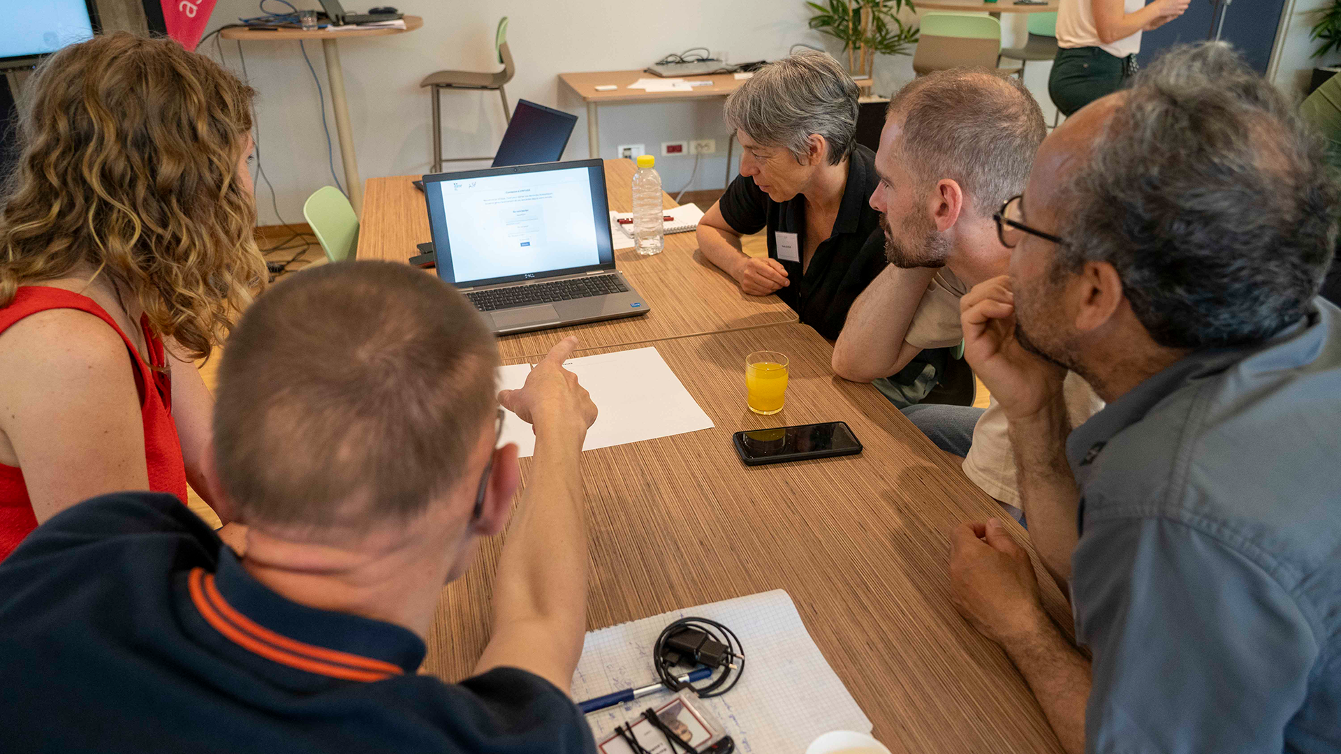 En groupe, les joueurs doivent retrouver les 7 erreurs qui se sont glissés dans un formulaire en ligne.