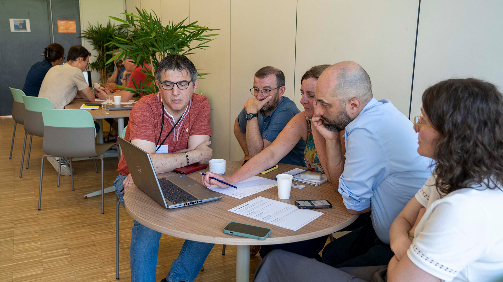 En groupe, les joueurs doivent retrouver les 7 erreurs qui se sont glissés dans un formulaire en ligne.