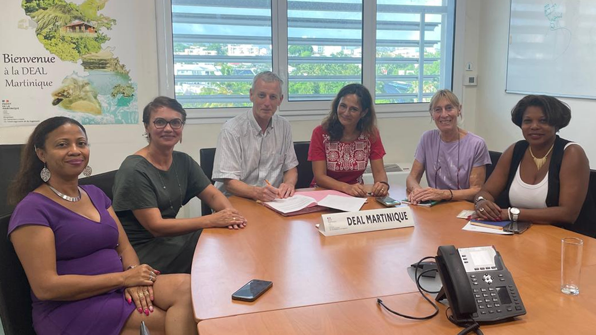 Photo de groupe avec des agents de la DEAL Martinique, le DGD de l'ASP et la directrice de la DIR Antilles-Guyane.