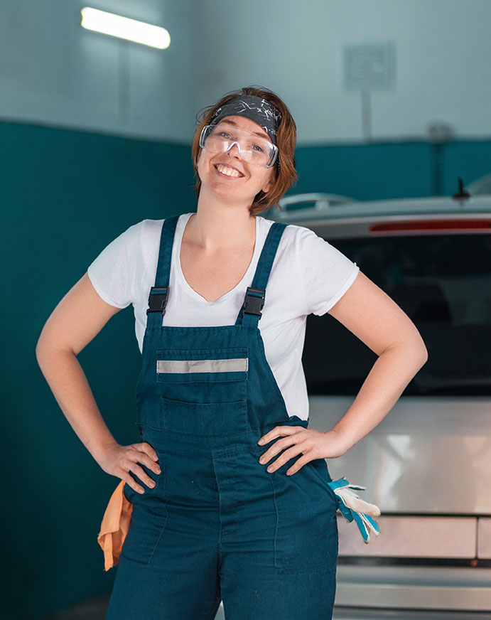 Image d'une femme travaillant dans un atelier de réparation automobile pour illustrer l'aide à l'apprentissage