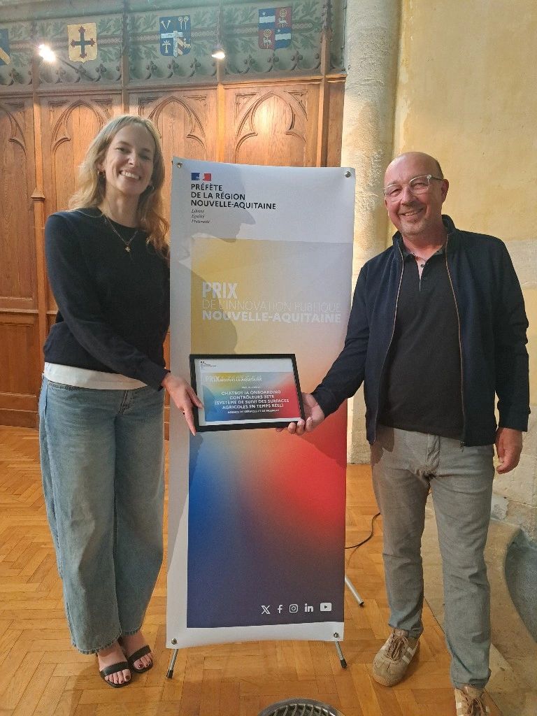 Photo de remise du Prix de l'innovation de Nouvelle Aquitaine à Eloïse Fardeau Le Meitour et David Dallot de l'Agence de services et de paiement